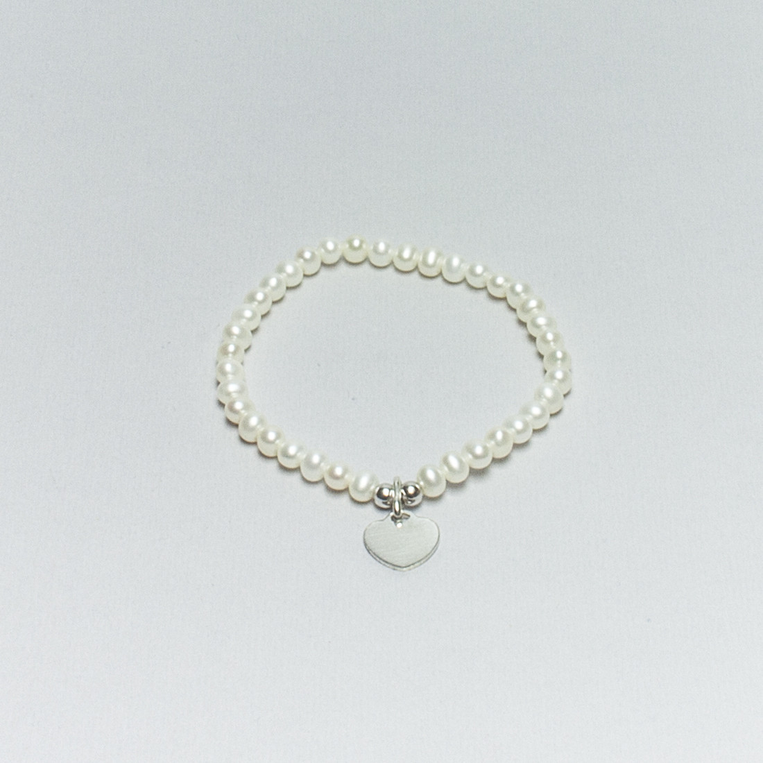 Bracciale elastico di Perle Bianche d'Acqua Dolce con cuore in Argento