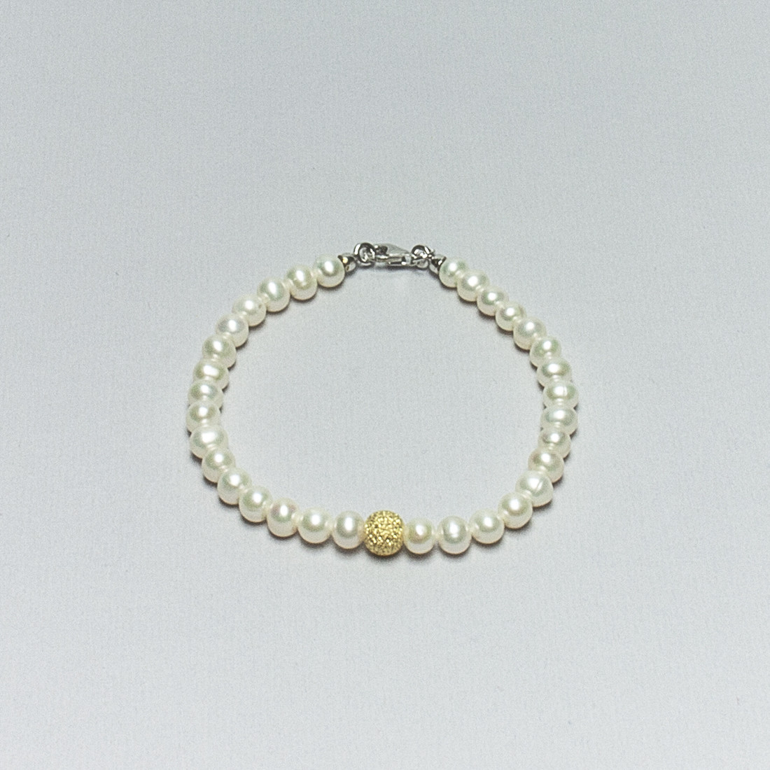 Bracciale di Perle Bianche d'Acqua Dolce con sfera diamantata in Argento