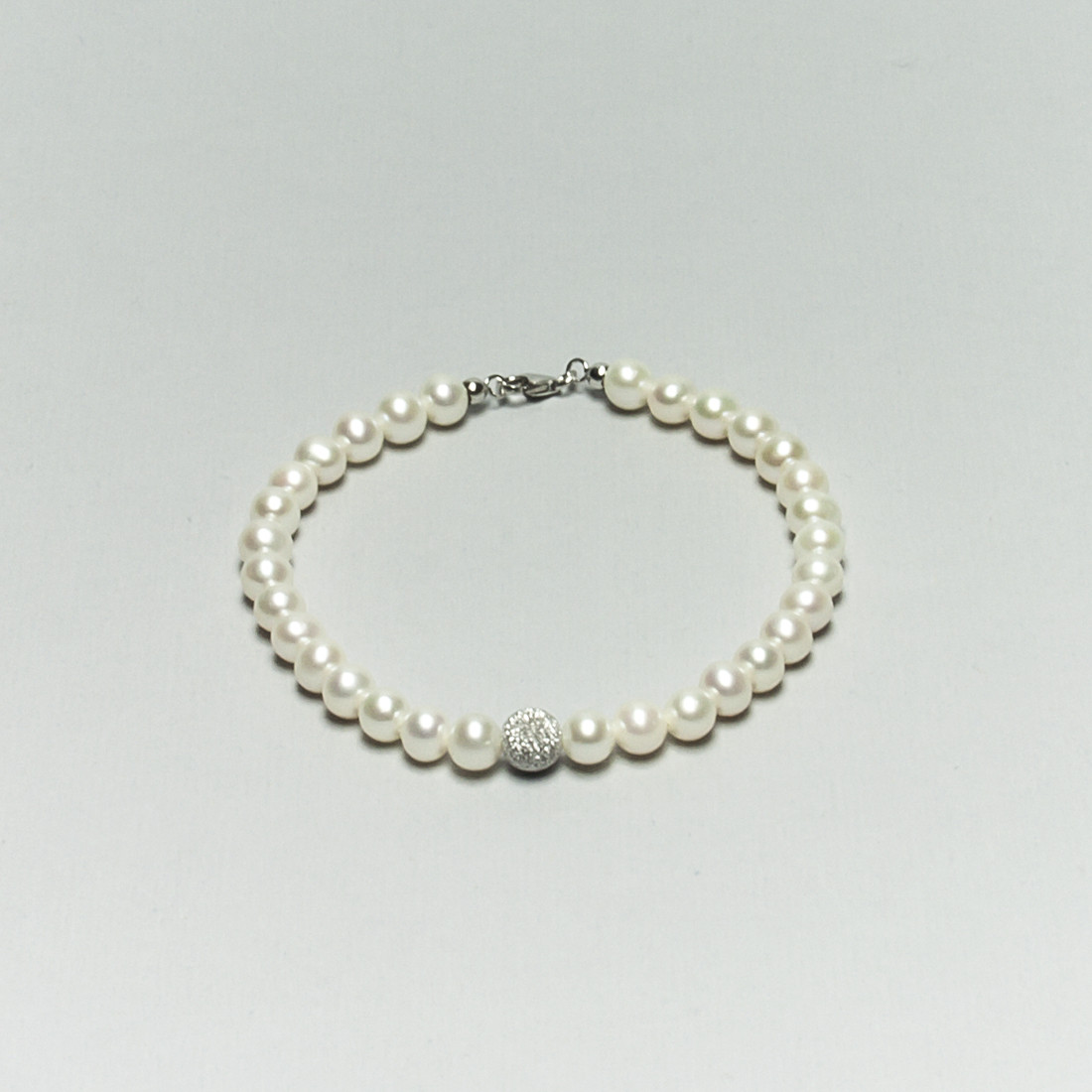 Bracciale di Perle Bianche con sfera diamantata in Oro bianco, con coppiglie