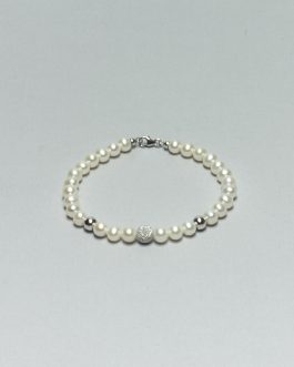 Bracciale di Perle Bianche d’Acqua Dolce montato in Oro bianco con una sfera diamantata e due lisce, con coppiglie