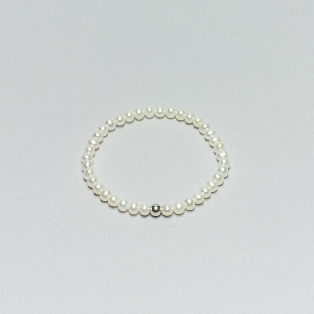 Bracciale elastico di Perle Bianche d'Acqua Dolce con sfera in Argento liscia