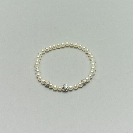 Bracciale elastico di Perle Bianche con sfera in resina con strass bianchi e sfere diamantate in Argento
