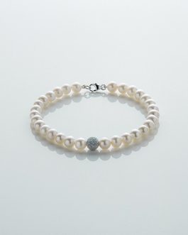 Bracciale di Perle Bianche con Sfera Diamantata in Oro Bianco