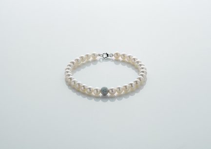 Bracciale di Perle Bianche con Sfera Diamantata in Oro Bianco
